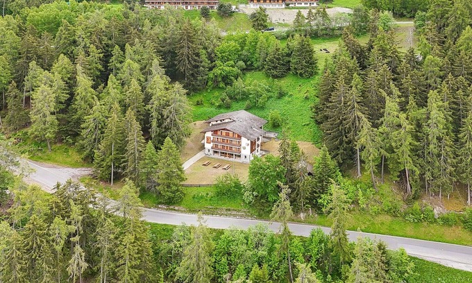 Les Mayens-de-Sion Ski Chalet | Chalet in Les Agettes near ski area
