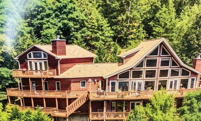 Hiawassee Ski Chalet | Chalet in the Mountains with Panoramic Views