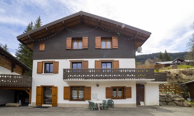 Les Carroz-d'Araches Ski Chalet | Chalet 'L'orée Du Bois' with Mountain View, Private Terrace and Wi-Fi