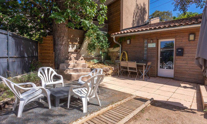Saint-Raphael Cabin | Chalet 'Les Messugues' with Private Terrace, Wi-Fi and Air Conditioning