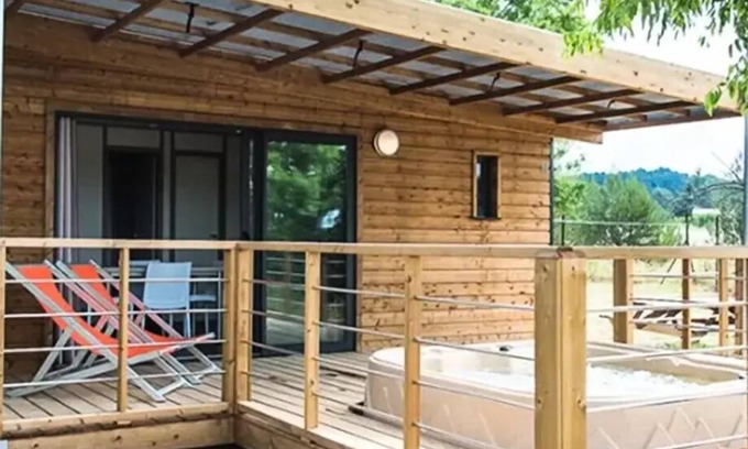 Lourmarin Ski Chalet | Chalet Luberon - 35m² - 2 bedrooms + jacuzzi (4 adults & 1 child max 12 years) 4 to 5 people - 4 people included in the price