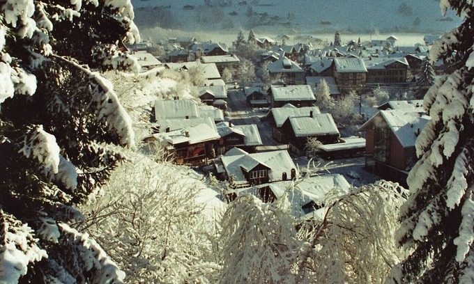 Zweisimmen Ski Chalet | Chalet on a sunny hillside with beautiful view on the village and the mountains