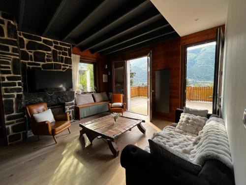 Saint-Lary-Soulan Ski Chalet | Chalet Otsoak Chalet privé 3 chambres 6 personnes avec grande terrasse, garage couvert, vue montagnes à St Lary village