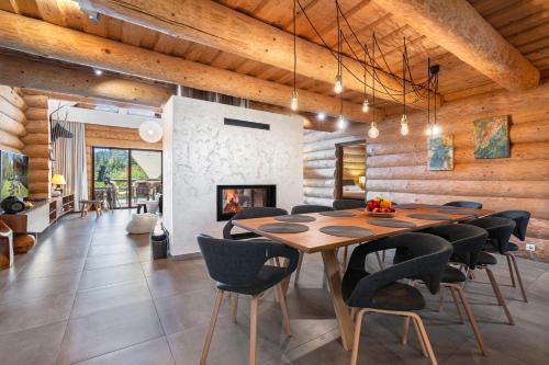 Horna Lehota Ski Chalet | Chalet Piros Tale - Sauna - Jacuzzi - Beautiful scenery - Kids playground - In the forest