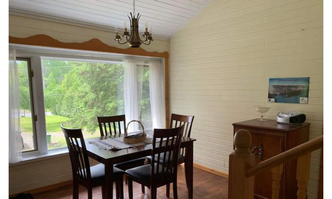 St-Adolphe-d'Howard Cabin | Chalet Rustique et Chaleureux Avec Emplacement Idéal!