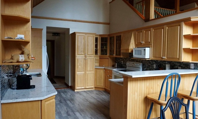 Shawnigan Lake Ski Chalet | Chalet Style Cottage near Shawnigan Lake