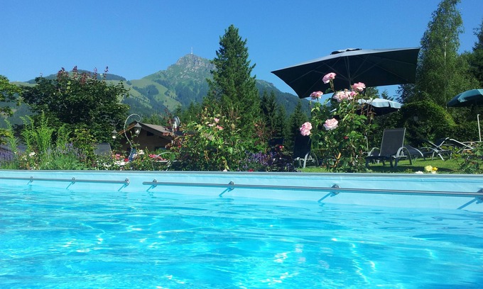 Oberndorf bei Kitzbuhel House | Chalet Villa Rosa in the 5000 m² hotel garden - Rosenhof