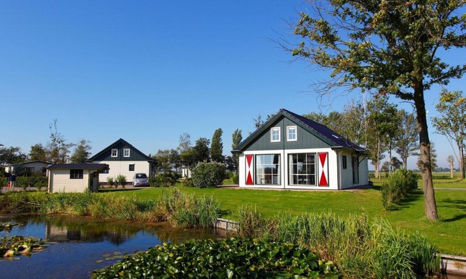 Berkhout Ski Chalet | Chalet with dishwasher near Hoorn