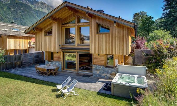 Chamonix City Centre Ski Chalet | Chalet with Hot Tub & Sauna near Chamonix Centre