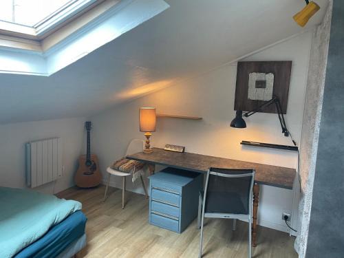 Le Relecq-Kerhuon Apartment | Chambre calme au dessus d'un atelier, kitchenette, douche et toilettes dédiées