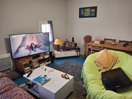 Aiguillon House | Chambre confortable avec télé