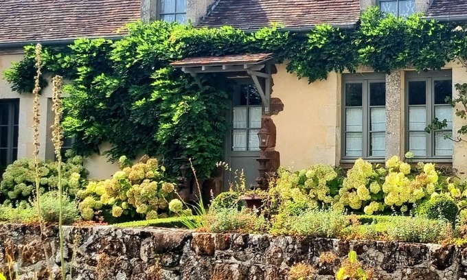 La Perriere Bed & Breakfast | Chambre D'hôte de Charme Dans le Bourg Classé de La Perrière. Vue Panoramique