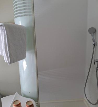 Bussigny-pres-Lausanne Bed & Breakfast | Chambre privée avec lit double et sanitaires et TV mural