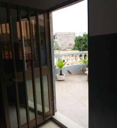 Adetikope Bed & Breakfast | Chambre salon meublée