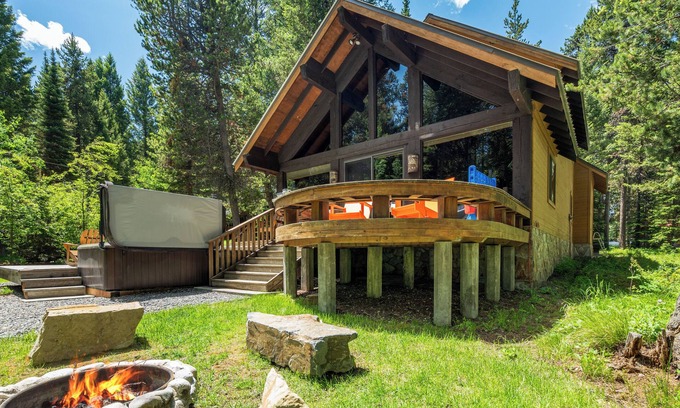 Island Park Cabin | Chandler's Lodge 3Br/2Ba,Hot tub,Private Dock,BBQ,Fire Pit,Stargazing-Close to Lake,25M 2 YNP