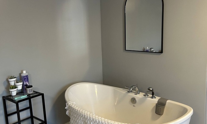 Souris Hotel | Chapel Suites - Deluxe King Suite