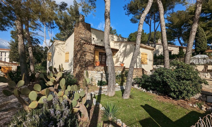 Saint-Mandrier-sur-Mer Villa | Character villa located 200 m from the beach