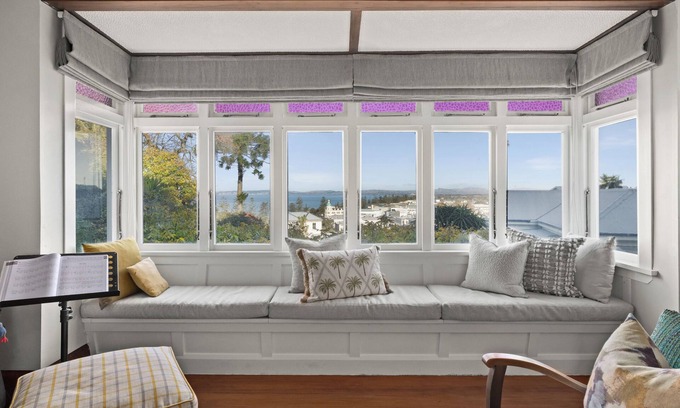 Napier House | Character home, 3mins walk to CBD, quiet space set in lovely gardens.