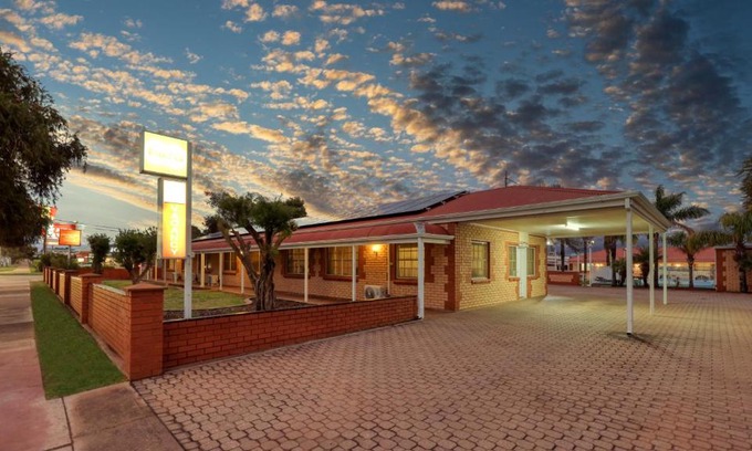 Broken Hill Hotel | Charles Rasp Motor Inn & Cottages