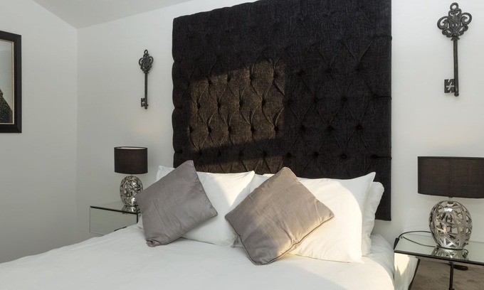 South Bermondsey Apartment | Charm-In Tower Bridge Apartment