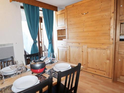 Samoens Apartment | Charmant studio rénové au centre de Samoëns, avec balcon, parking et accès bus à 150m - FR-1-624-106