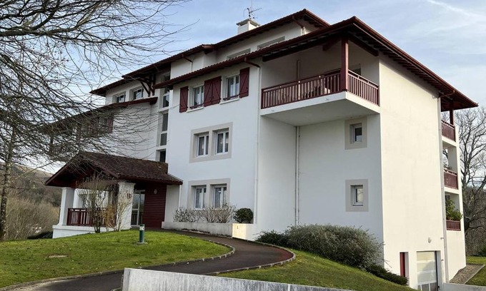 Cambo-les-Bains Apartment | Charmant T2 à Cambo-les-Bains : Terrasse, Parking, Internet - FR-1-495-76