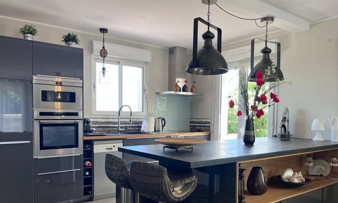 Saint-Clement-de-Riviere House | Charming air-conditioned house with swimming pool and nature views
