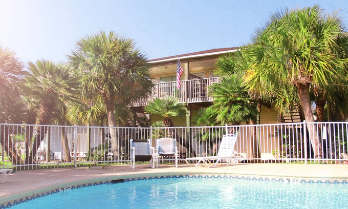 Port Aransas Condo | Charmimg Port Aransas Condo 2BR 2BTH overlooking the pool and tropical grounds