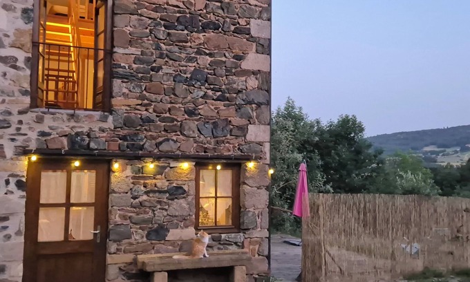 Saint-Julien-sur-Bibost Cottage | Charming stone cottage in the heart of nature.