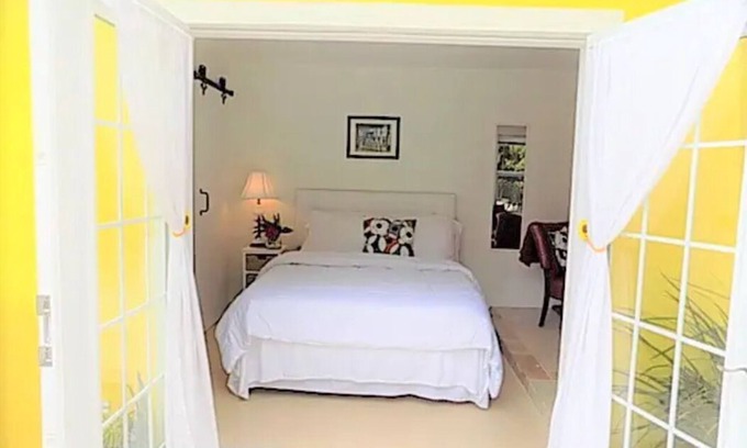 Hendricks and Venice Isles Cottage | Charming 1-bedroom Cottage in downtown FT. Lauderdale with pool and backyard.