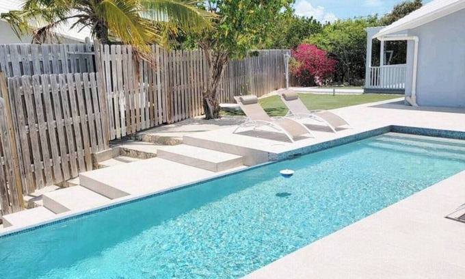 Ocean Point Cottage | Charming 1-bedroom Waterfront cottage in tranquil Chalk Sound