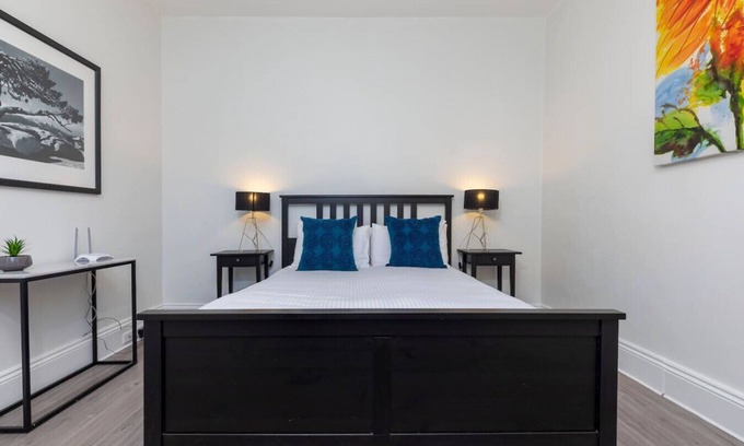 North Sydney Apartment | Charming 1 bedroom, park adjacent. city 5 minutes