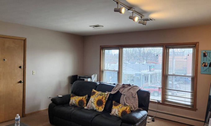 O'Hare Apartment | Charming 1-bedroom apartment with AC, WiFi in phenomenal Park Ridge