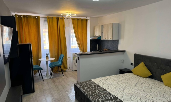 Craiova Apartment | Charming 1-bedroom apartment with full kitchen AC WiFi and Netflix in Craiova