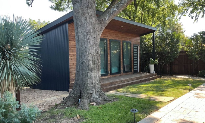 North Dallas Cabin | Charming 1-bedroom cabin in adorable Dallas - Preston Hollow-with AC