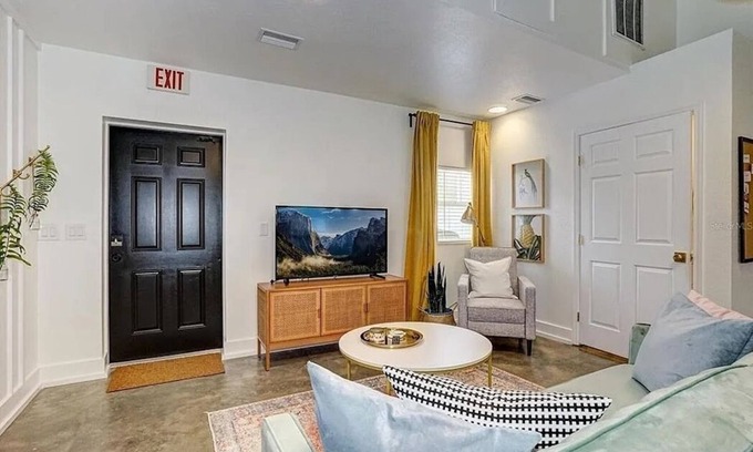 Dunedin Cottage | Charming 1 bedroom carriage house Downtown Dunedin- can walk to everything!