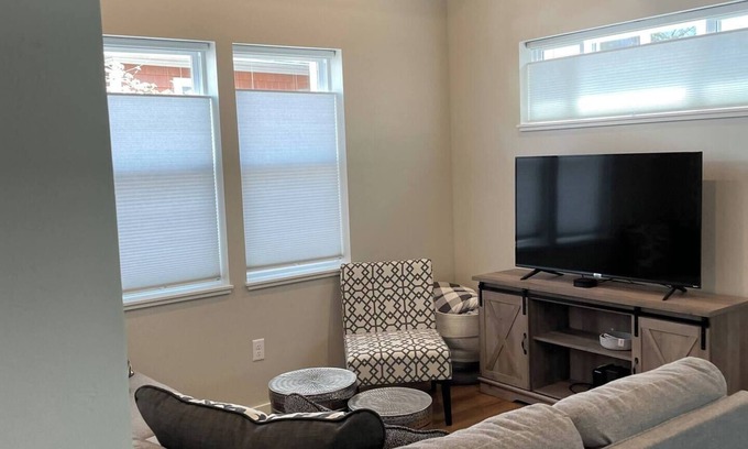 Historic Railroad District Cottage | Charming 1-bedroom cottage in welcoming Ashland with AC