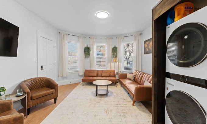 Providence House | Charming 1-bedroom house with WiFi, AC in Providence