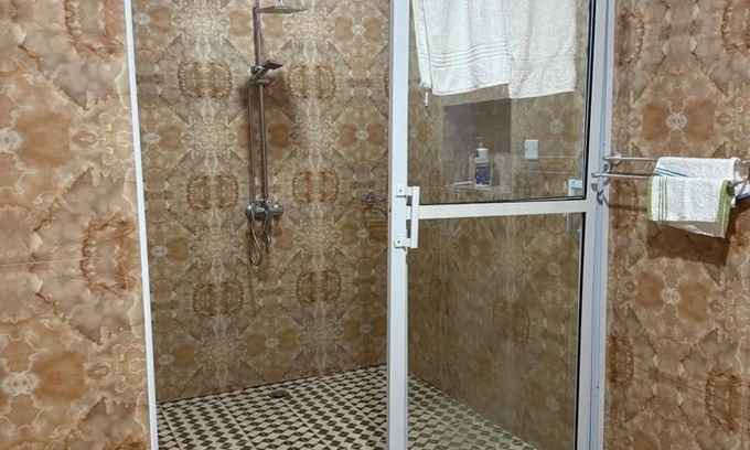 Freetown House | Charming 1-bedroom house in phenomenal Freetown with AC, WiFi, fitness room