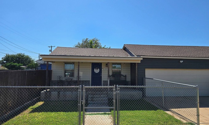 Lubbock House | Charming 1-bedroom house with garage in North Lubbock. Access to TTU & Medical.