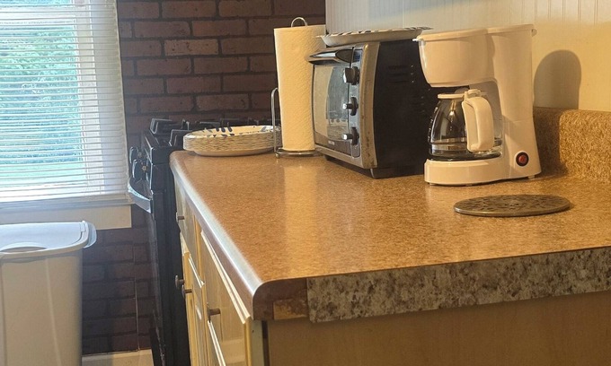 Conway House | Charming 1-bedroom house with AC, WiFi in welcoming Conway