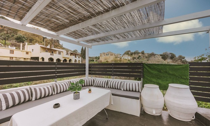 Maroulas House | Charming 1 bedroom Rural House with outdoor BBQ.