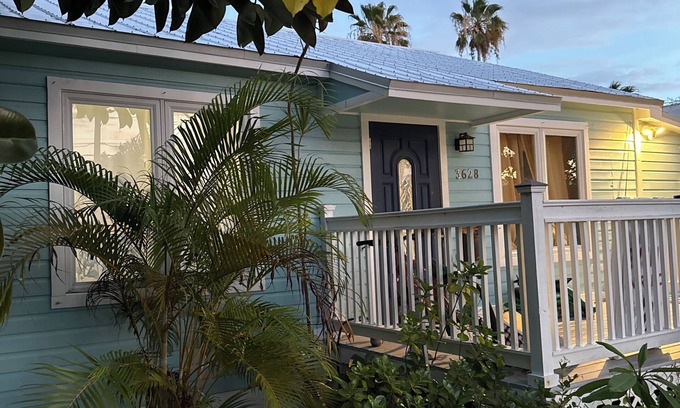 New Town Cottage | Charming 1-bedroom/Sleeps 5/kitchenette in the Heart of Key West- , shared pool