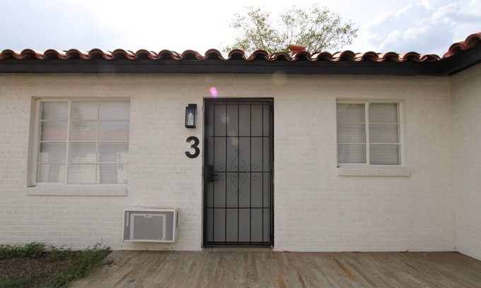 F. Q. Story House | Charming 1-bedroom townhome in enchanting Phoenix with AC