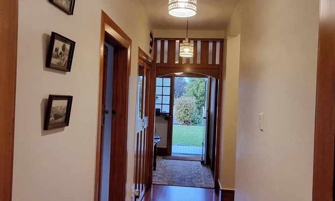 Taumarunui House | Charming 1920's character filled Bungalow! Modern twist.nMinutes to town