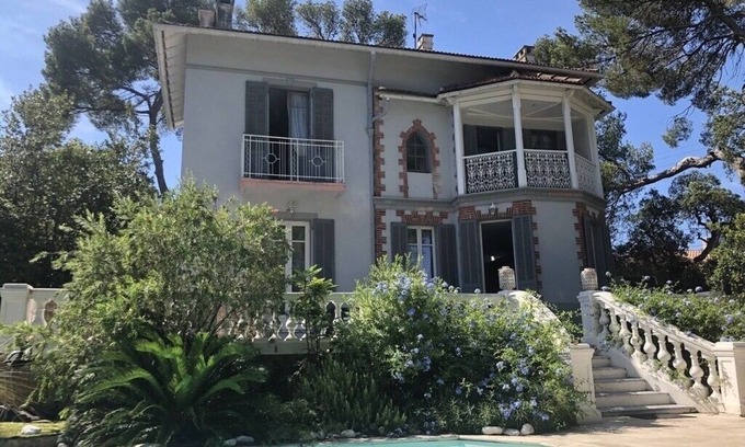 La Seyne-sur-Mer House | Charming 1930s house with swimming pool and air-conditioned bedrooms.