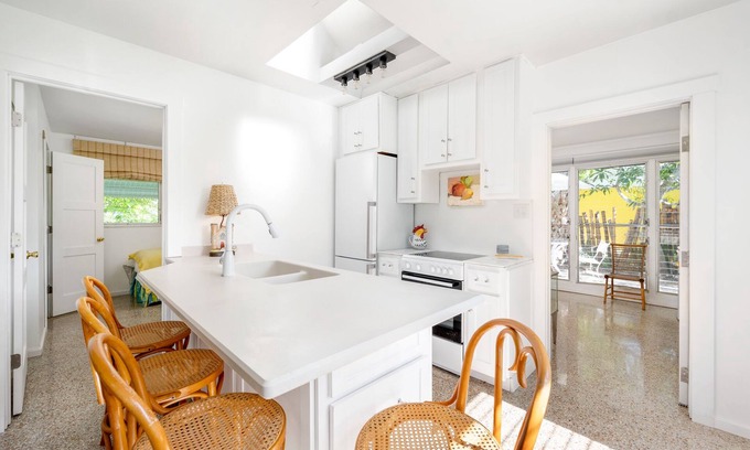 Rock Ridge Cottage | CHARMING 1957 FLORIDA COTTAGE 2 MILES TO PRISTINE BEACH. 1050 SF Entire Home