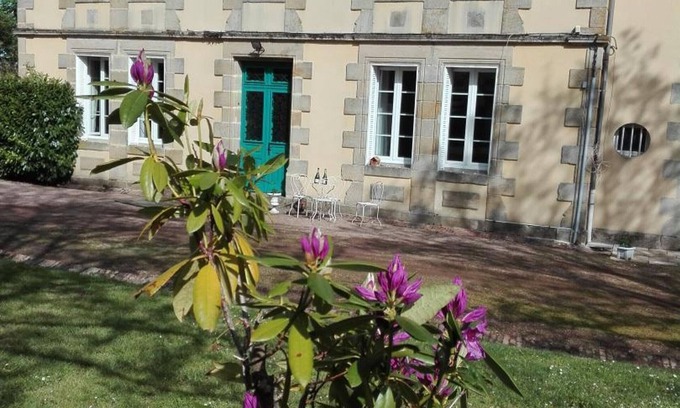 Gipcy Cottage | Charming 19th Century Manor, Garden, Shared Pool, Sleeps 13, Near Fishing Pond