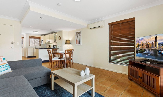 New Farm Apartment | Charming 2-Bed Apartment with City Views