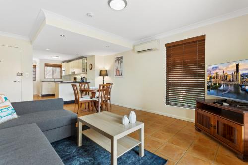 New Farm Apartment | Charming 2-Bed Apartment with City Views